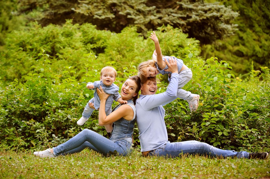 Семейная фотосессия с 2 детьми