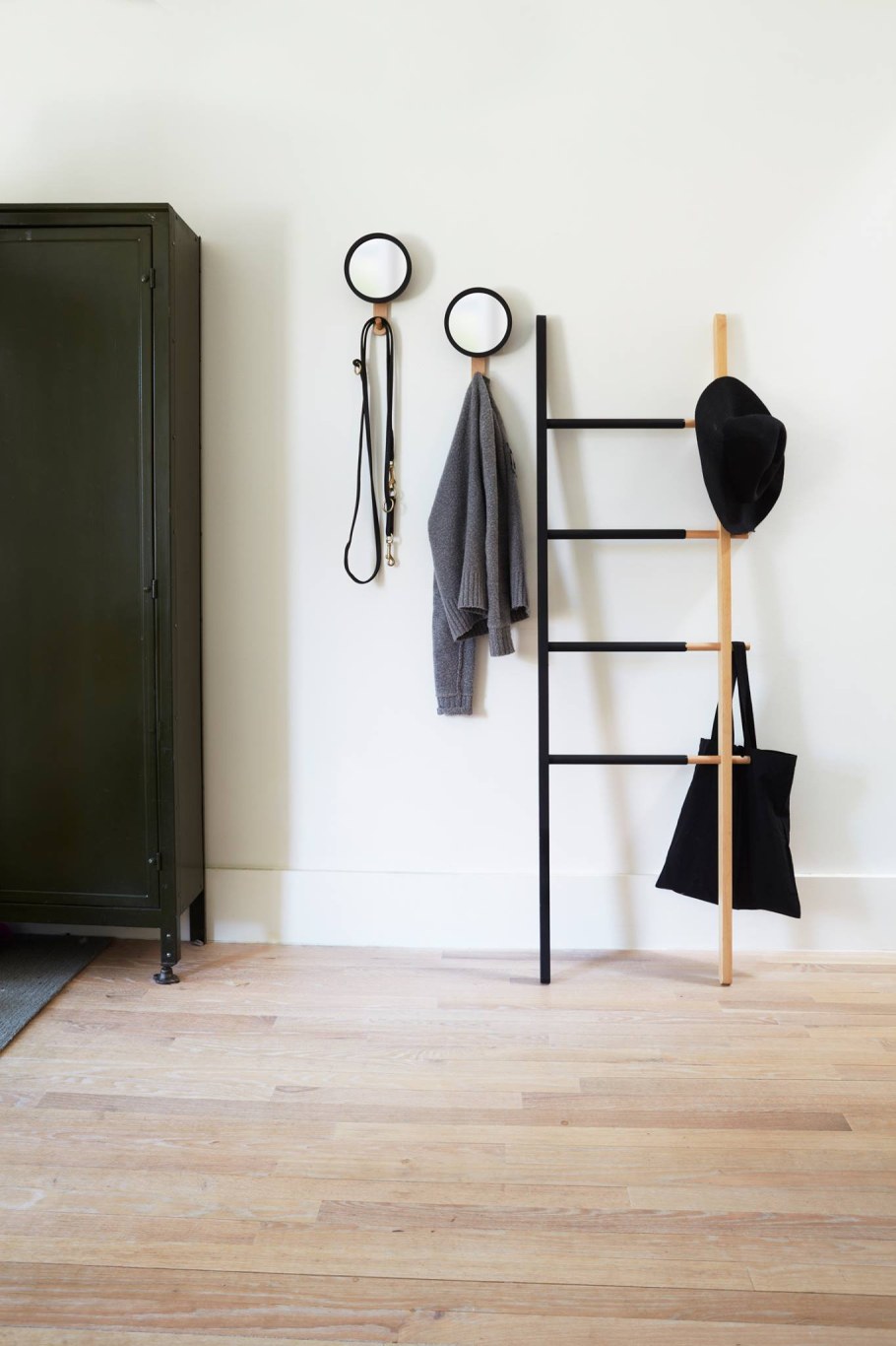 Зеркало с вешалкой Umbra Hub