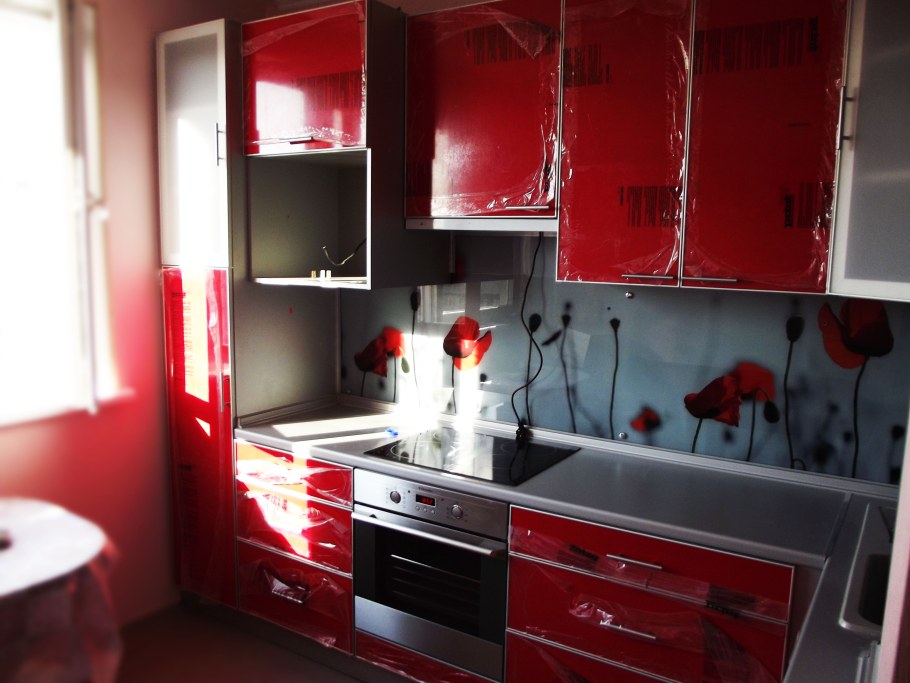 Кухни красный пластик с алюминиевой кромкой
