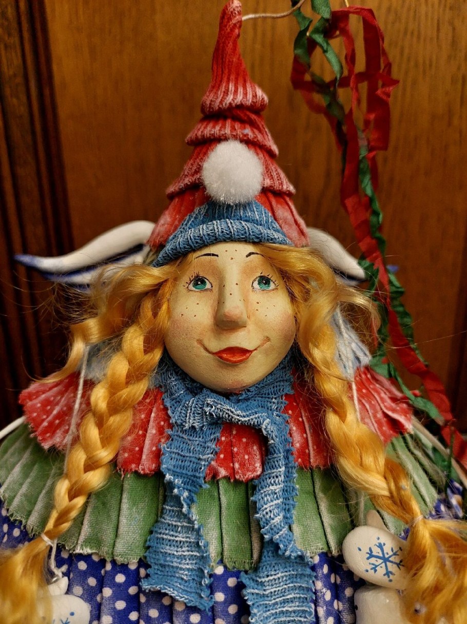 Елки с мягкими куклами