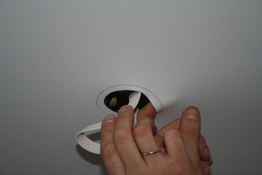 Монтаж светильников в натяжной потолок