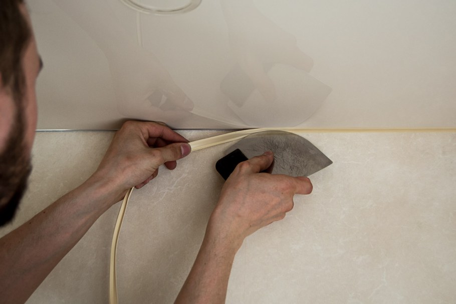 Демонтаж плинтуса натяжного потолка