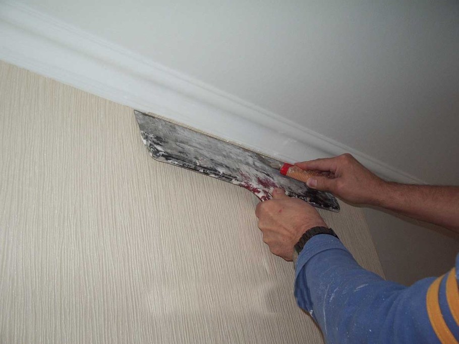 Демонтаж потолочного плинтуса