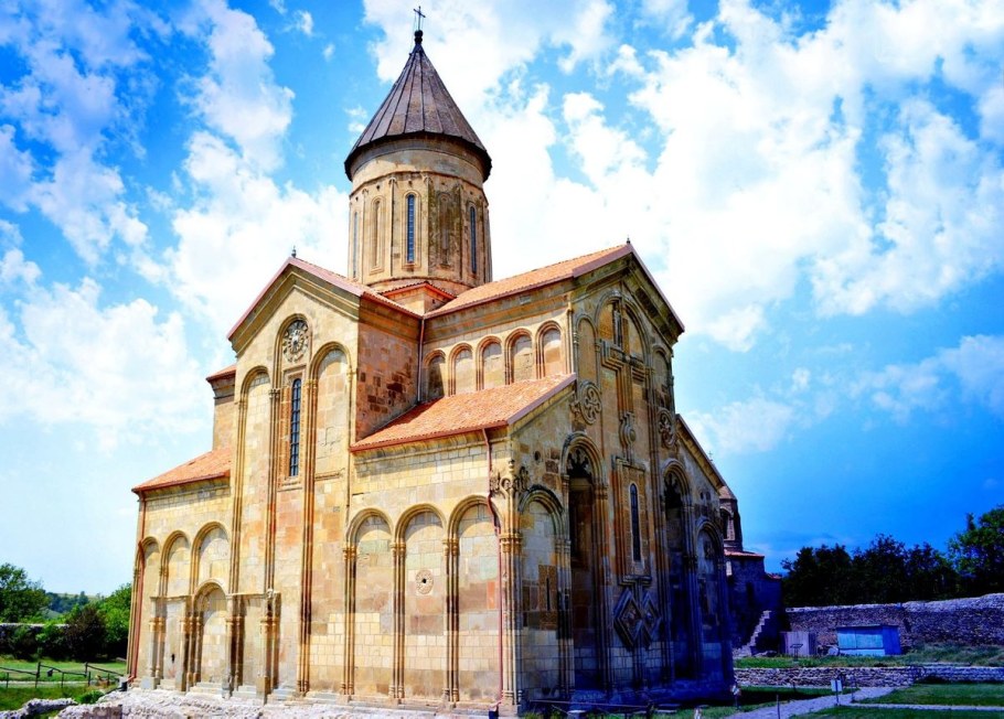 Монастырь Самтависи в Грузии