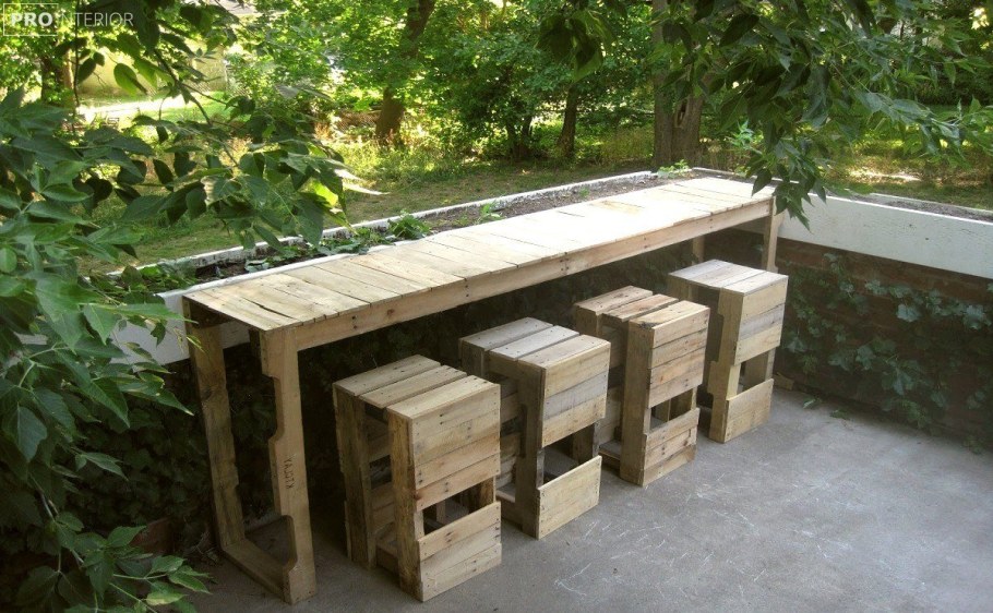 Барная стойка из паллет на даче