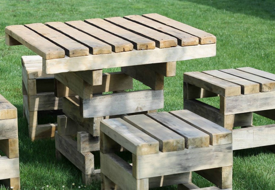 Стол из поддонов уличный