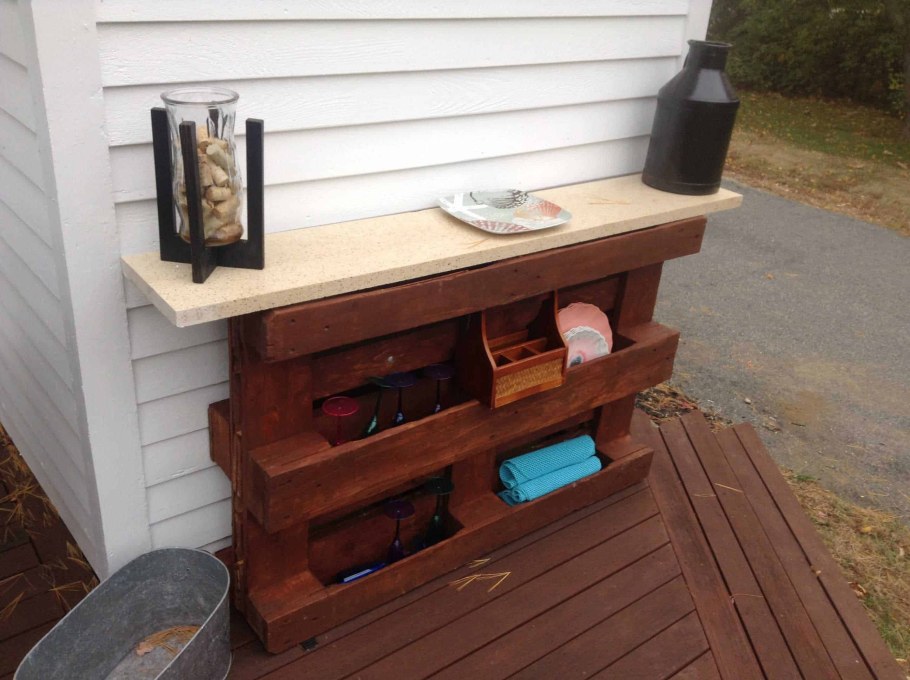 Барная стойка из поддонов на даче