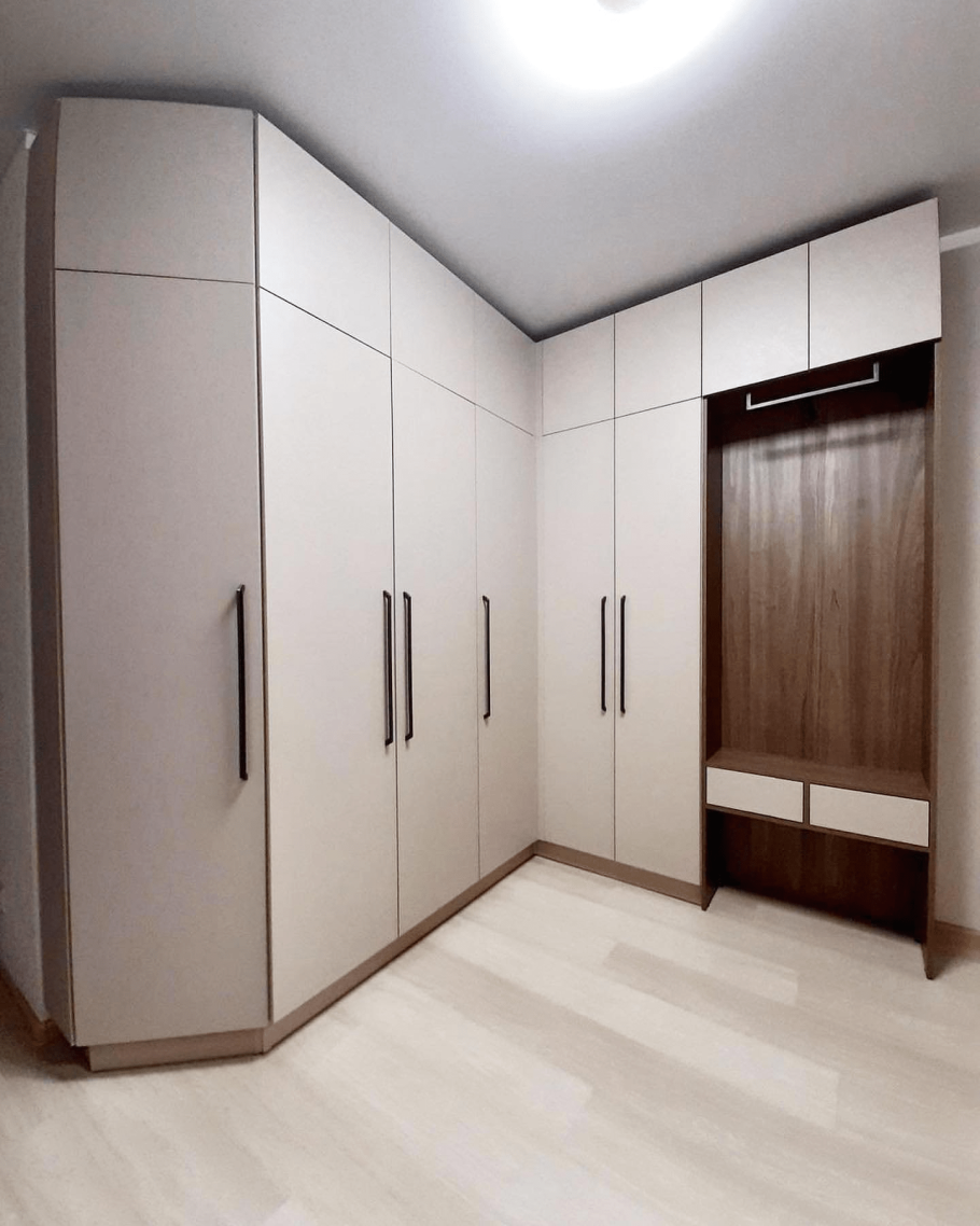 Шкаф Стенли трехстворчатый