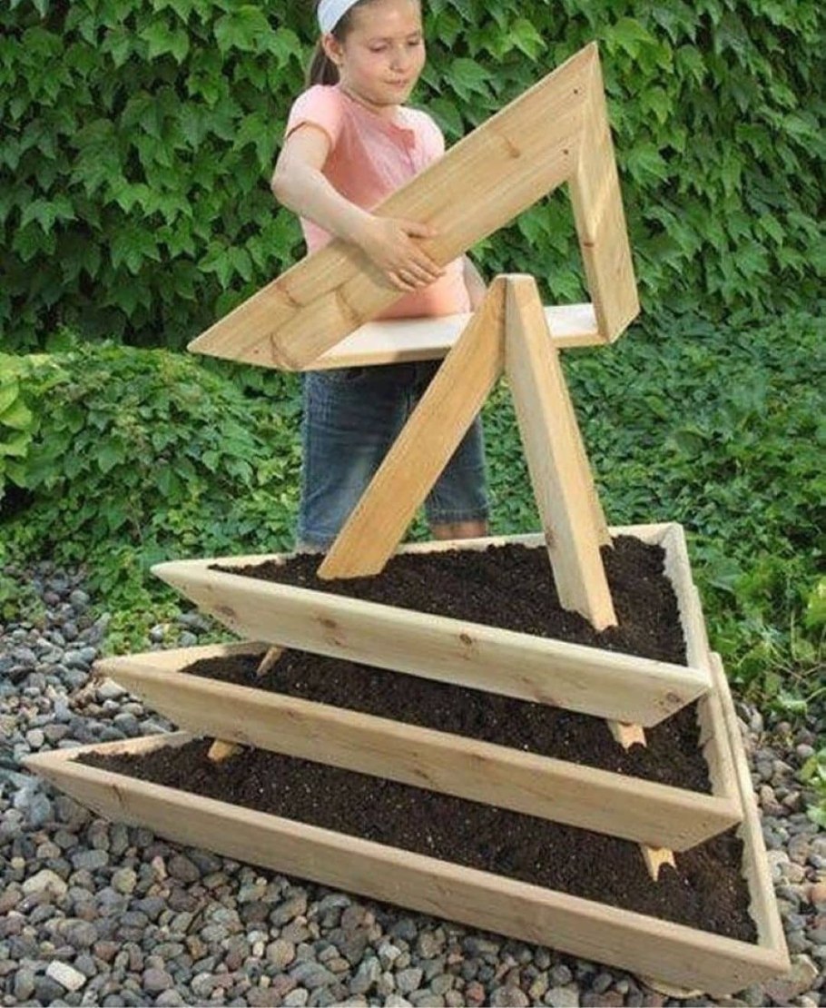 Клумба многоярусная из дерева