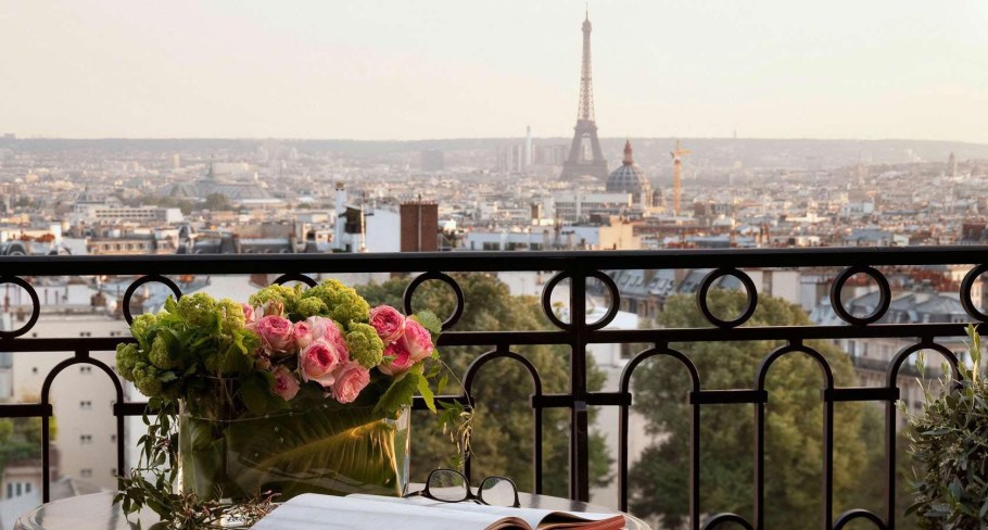 Вид на Эйфелеву башню с балкона