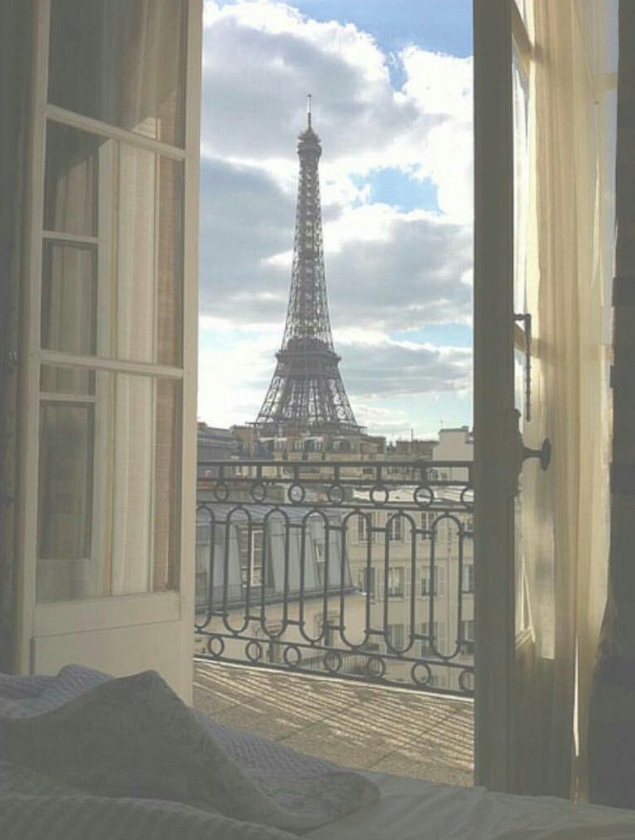 Окно с видом на Эйфелеву башню