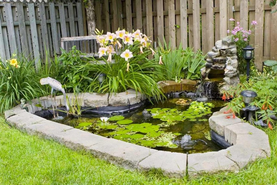 Цветник около пруда