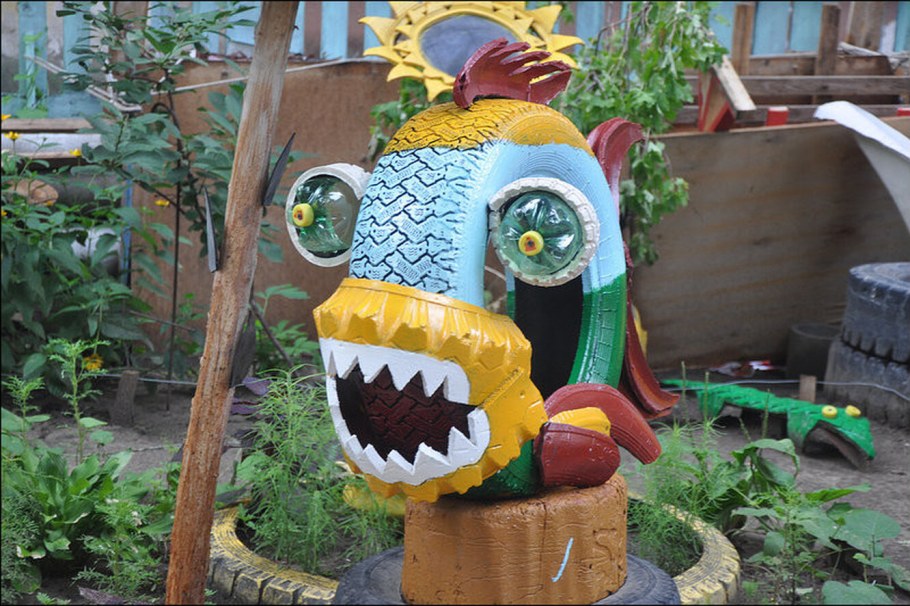 Украшение двора из шин