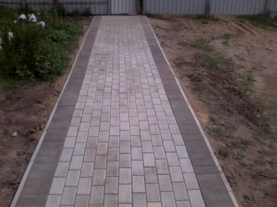 Дорожка из серой плитки