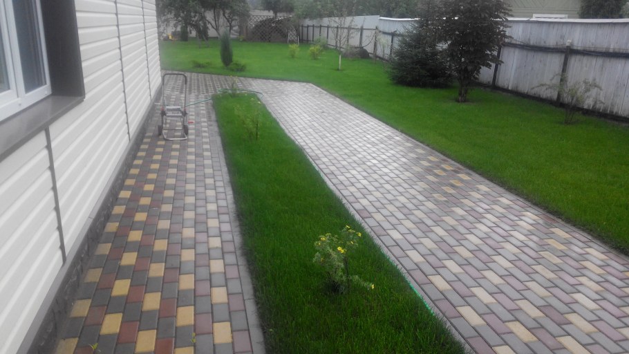 Уличная плитка для дорожек на отмостку