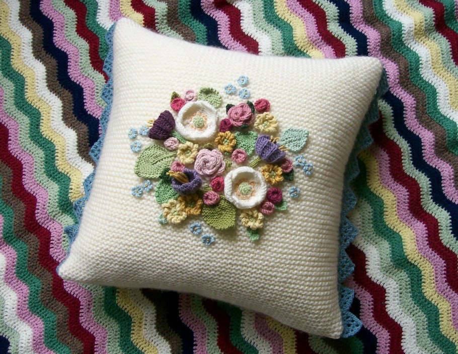 Подушка из вязаных цветов