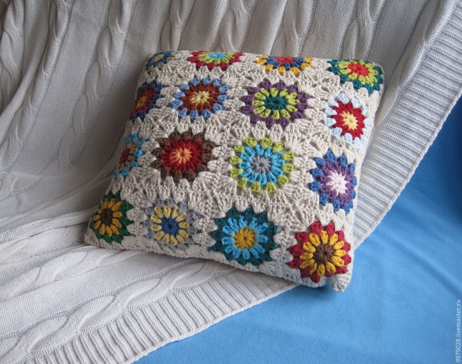Вязаные подушки крючком