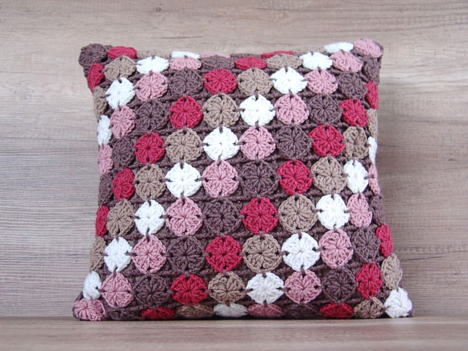 Наволочка на подушку крючком цветами