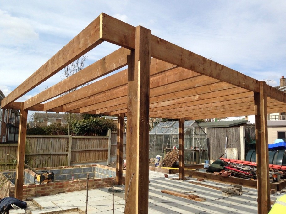 Навес из деревянных брусков