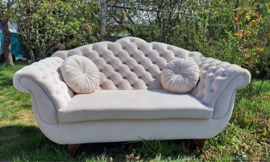 Диван раскладной в каретной стяжке кожаный