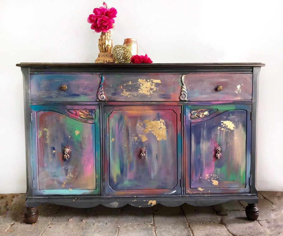 Яркий комод в интерьере