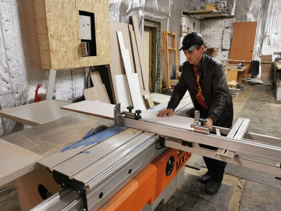 Помощник в мебельный цех