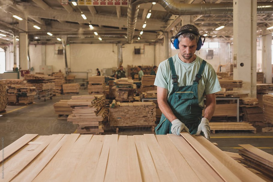 Рабочие на мебельной фабрике