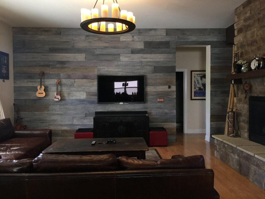 Состаренное дерево в интерьере городской квартиры