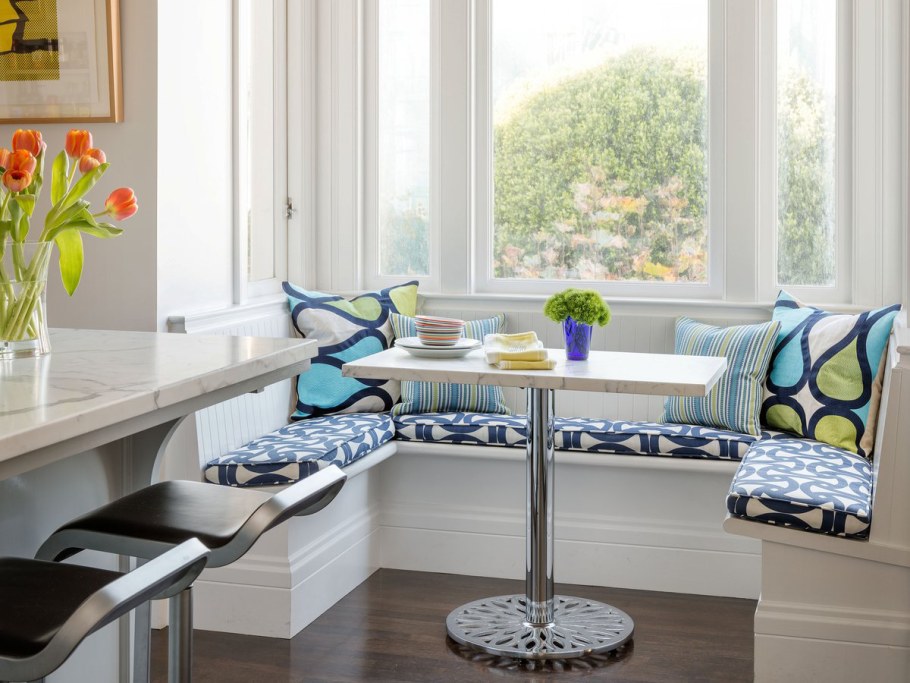 Полукруглый диван для кухни