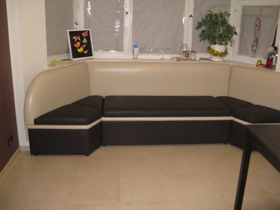 Кухонный уголок с подоконником