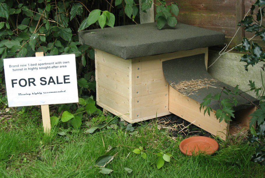 Домики для ежей в саду