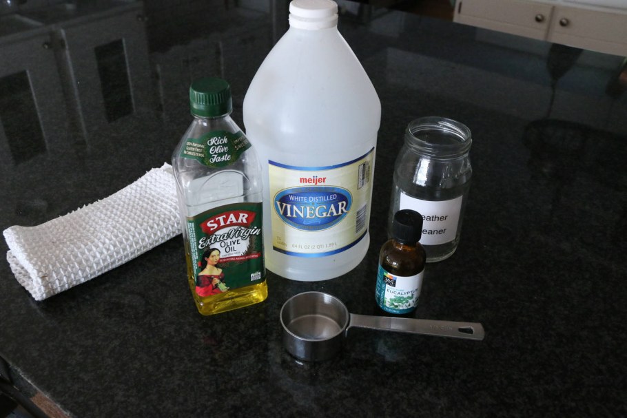 Каким средством можно почистить мягкую мебель в домашних условиях