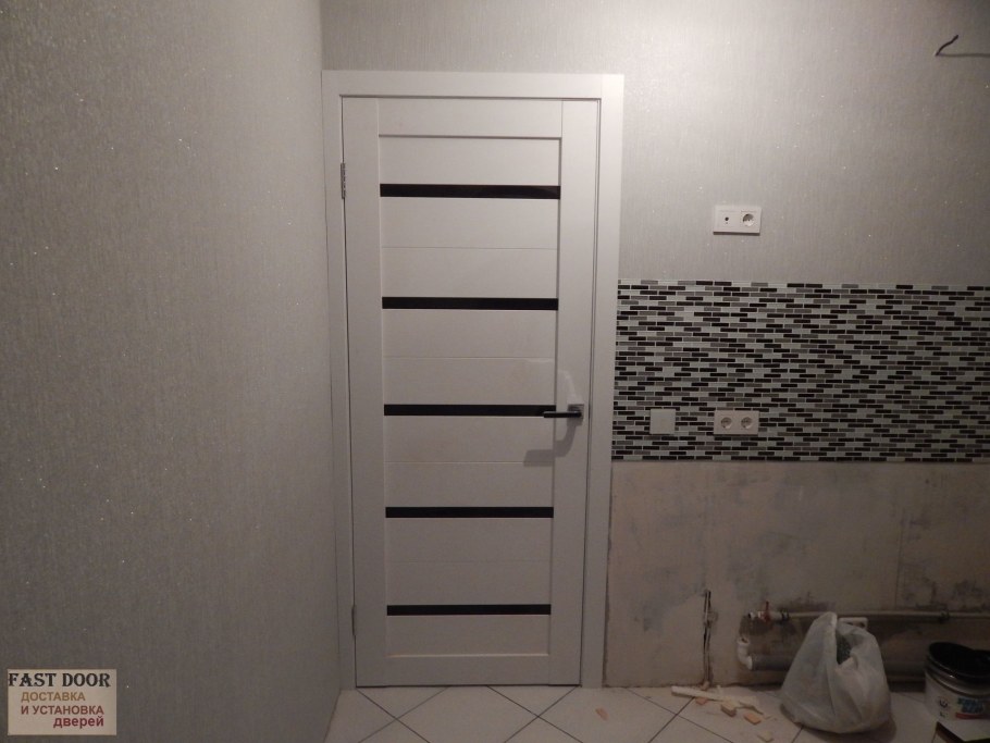 Светлые двери с темным стеклом