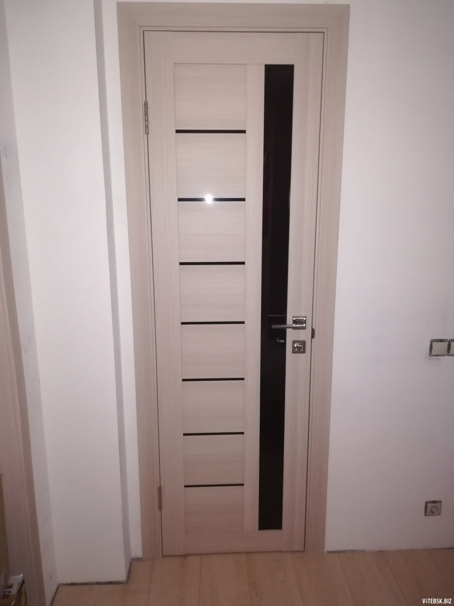 Межкомнатные двери светлые с темным стеклом