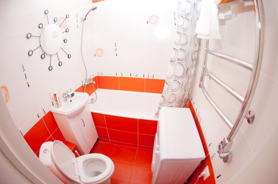 Унитаз рядом с ванной