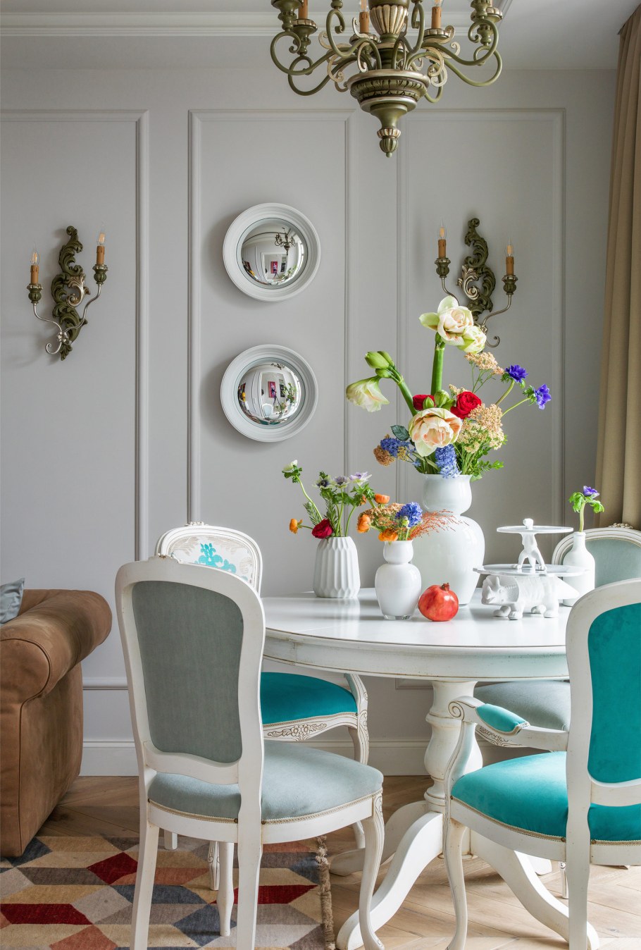 Интерьер квартиры с винтажным фарфором