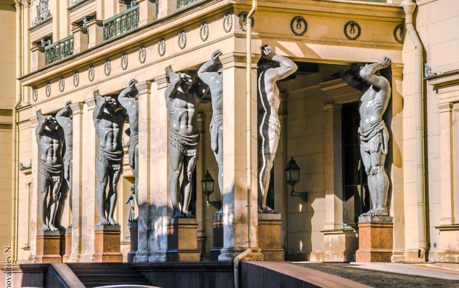 Арка - портик в парке Троя