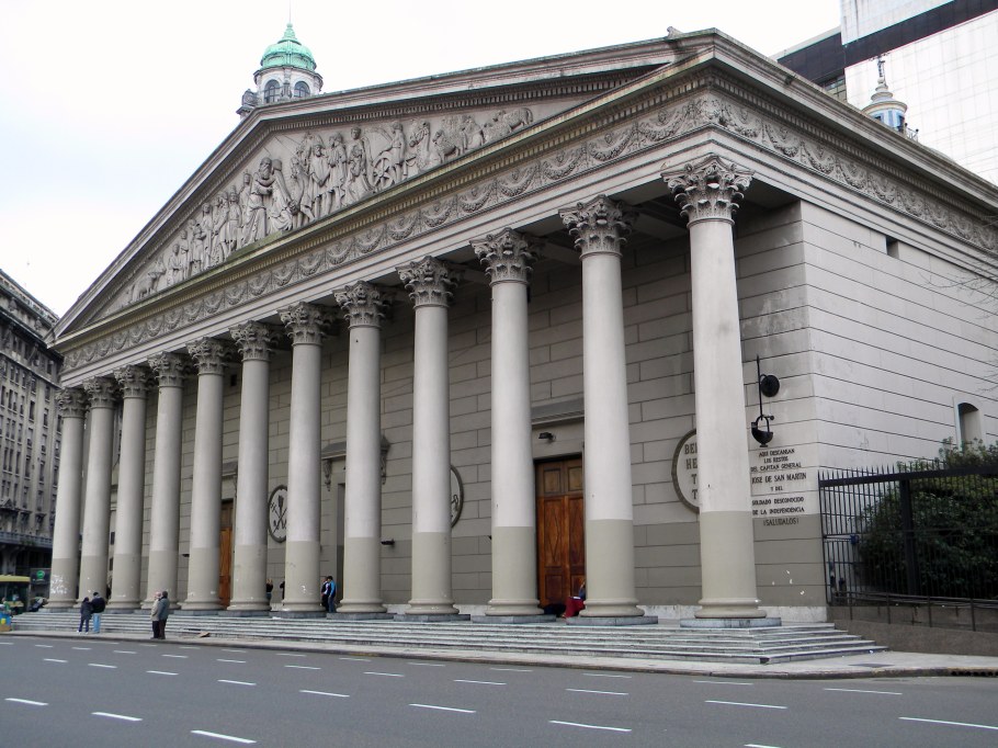 Фронтон пантеона Рим