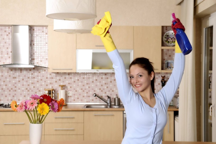 Человек красит стену