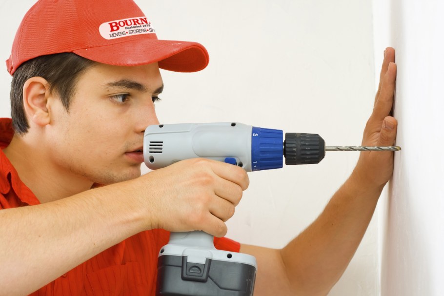 Мужчина с шуруповертом