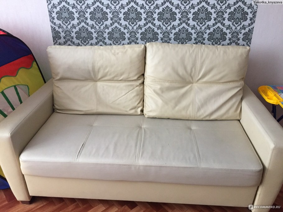 Диван песочного цвета