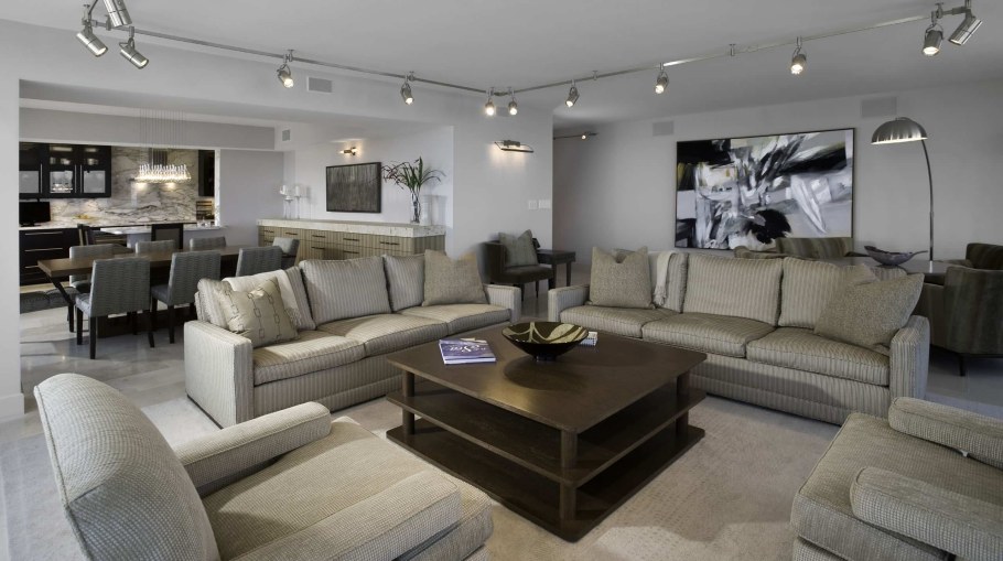 Трековые светильники над диваном