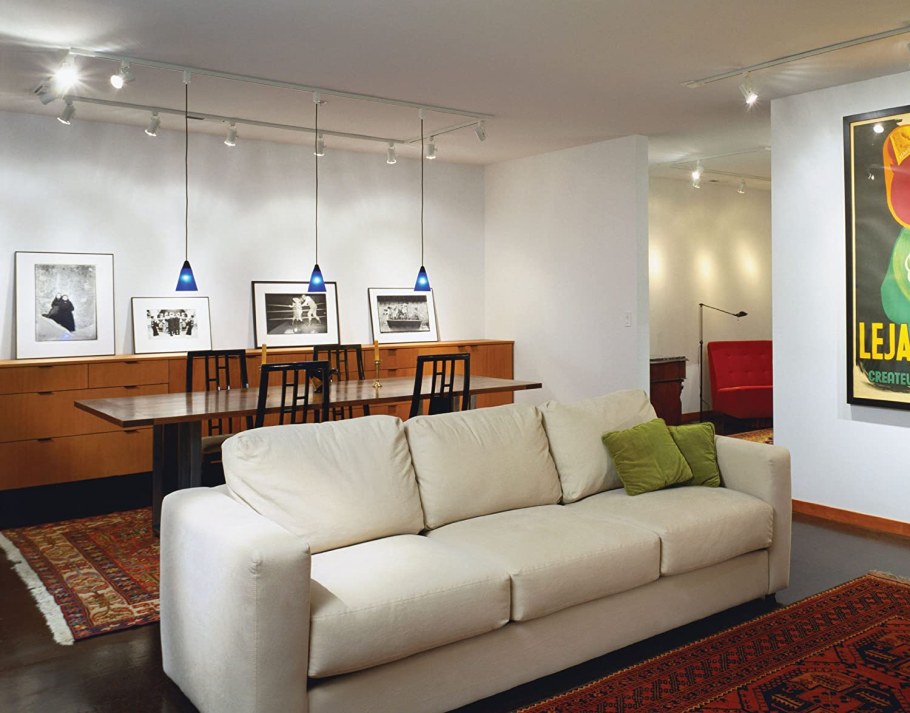 Светильники над угловым диваном