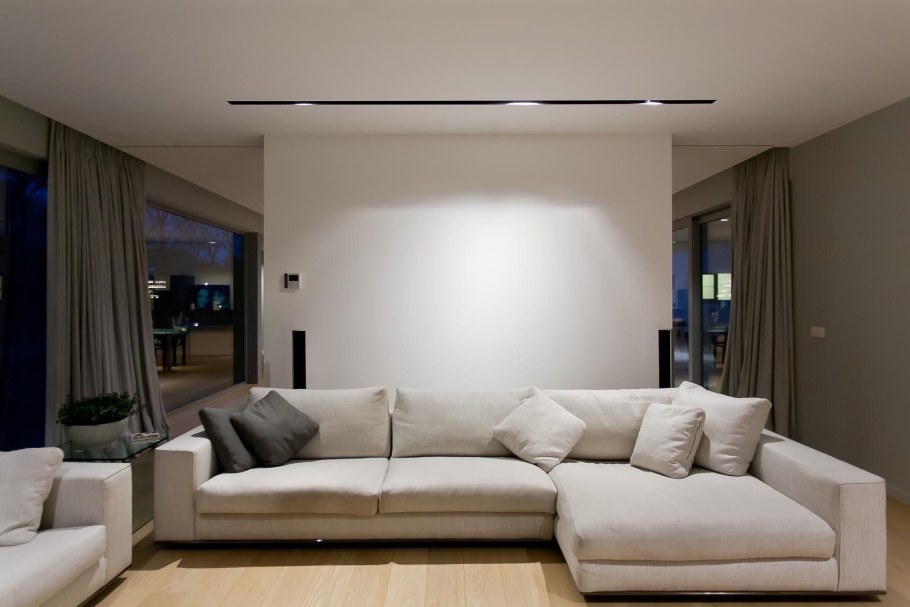 Диван в интерьере гостиной Минимализм