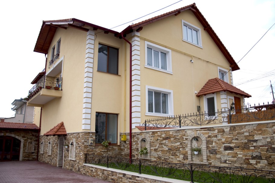 Короед и камень на фасаде