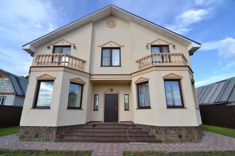 Фасад коттеджа штукатурка