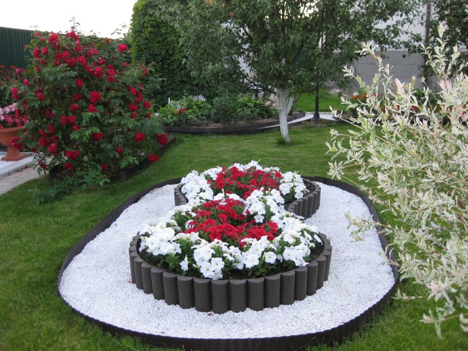 Цветочный уголок на даче