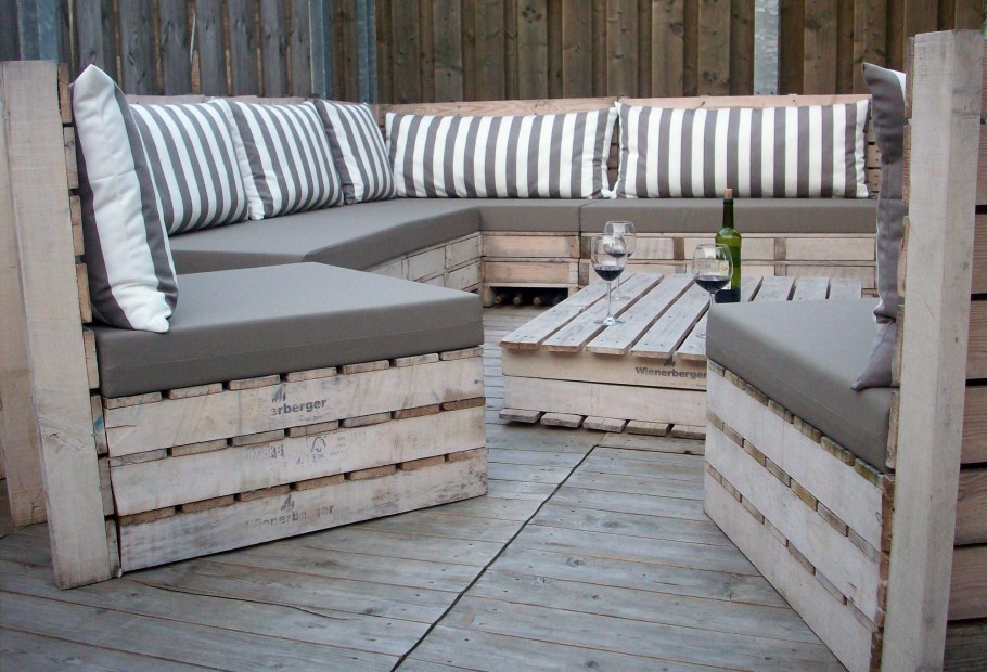 Угловой диван из поддонов в гараж