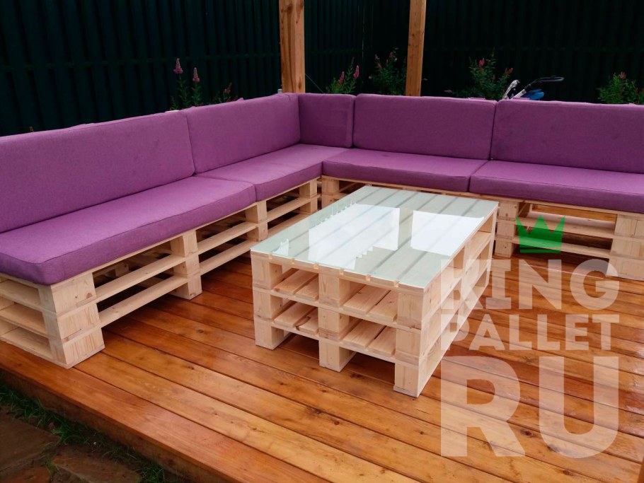 Угловой диван из поддонов на террасу