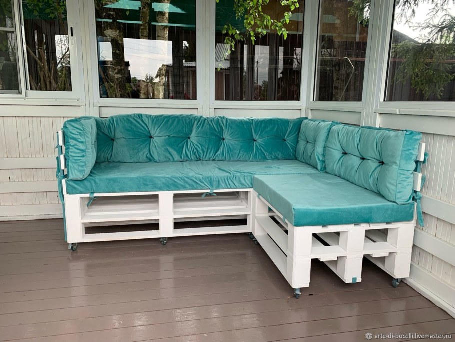 Диван из поддонов на кухню